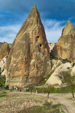 Tipik Kapadokya manzarası yumuşak volkanik kaya, Türkiye 'nin Goreme kentindeki erozyonla şekilleniyor.