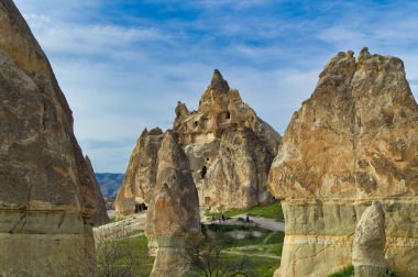 Tipik Kapadokya manzarası yumuşak volkanik kaya, Türkiye 'nin Goreme kentindeki erozyonla şekilleniyor.