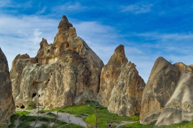 Tipik Kapadokya manzarası yumuşak volkanik kaya, Türkiye 'nin Goreme kentindeki erozyonla şekilleniyor.