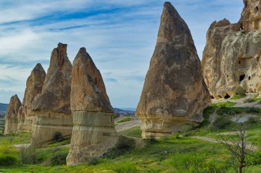 Tipik Kapadokya manzarası yumuşak volkanik kaya, Türkiye 'nin Goreme kentindeki erozyonla şekilleniyor.
