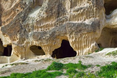 Tipik Kapadokya manzarası yumuşak volkanik kaya, Türkiye 'nin Goreme kentindeki erozyonla şekilleniyor.
