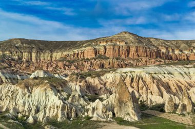 Tipik Kapadokya manzarası yumuşak volkanik kaya, Türkiye 'nin Goreme kentindeki erozyonla şekilleniyor.