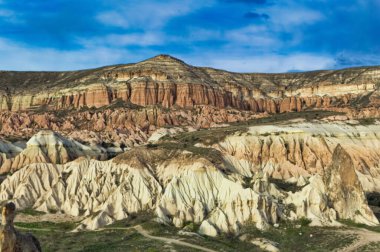 Tipik Kapadokya manzarası yumuşak volkanik kaya, Türkiye 'nin Goreme kentindeki erozyonla şekilleniyor.