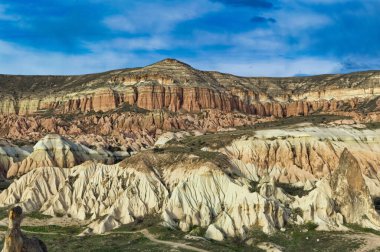 Tipik Kapadokya manzarası yumuşak volkanik kaya, Türkiye 'nin Goreme kentindeki erozyonla şekilleniyor.