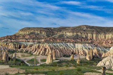 Tipik Kapadokya manzarası yumuşak volkanik kaya, Türkiye 'nin Goreme kentindeki erozyonla şekilleniyor.