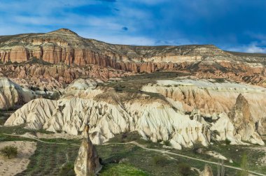 Tipik Kapadokya manzarası yumuşak volkanik kaya, Türkiye 'nin Goreme kentindeki erozyonla şekilleniyor.
