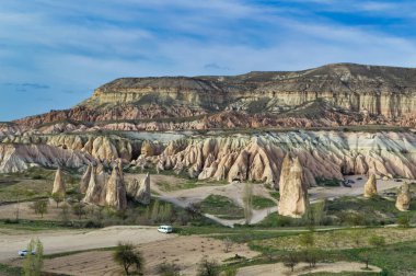 Tipik Kapadokya manzarası yumuşak volkanik kaya, Türkiye 'nin Goreme kentindeki erozyonla şekilleniyor.