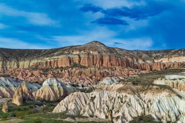 Tipik Kapadokya manzarası yumuşak volkanik kaya, Türkiye 'nin Goreme kentindeki erozyonla şekilleniyor.