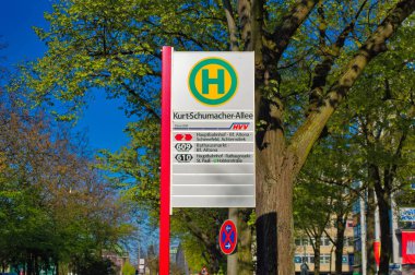 Hamburg, Almanya, 30 Nisan 2023: Hamburg, Almanya sokaklarından günlük sahne.