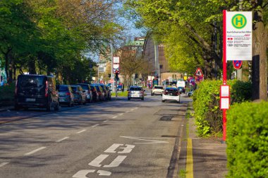 Hamburg, Almanya, 30 Nisan 2023: Hamburg, Almanya sokaklarından günlük sahne.