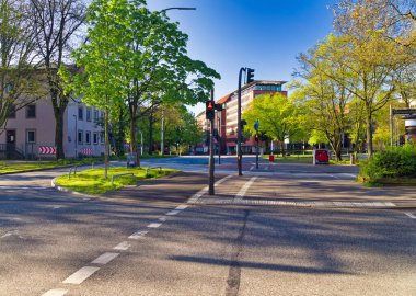 Hamburg, Almanya, 30 Nisan 2023: Hamburg, Almanya sokaklarından günlük sahne.