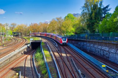 Hamburg, Almanya, 30 Nisan 2023: Tren Hamburg, Almanya 'daki ana tren istasyonuna giriyor.