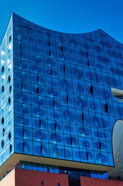 Hamburg, Almanya, 30 Nisan 2023: Hamburg, Almanya 'da Filarmoni Salonu' nun önündeki günlük sahne.