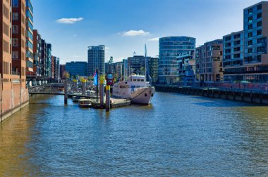 Hamburg, Almanya, 30 Nisan 2023: Hamburg, Almanya 'da Elbe Nehri' nde tekne.