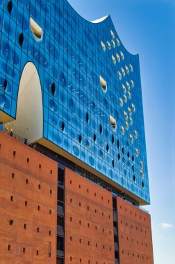 Hamburg, Almanya, 30 Nisan 2023: Hamburg, Almanya 'da Filarmoni Salonu' nun önündeki günlük sahne.