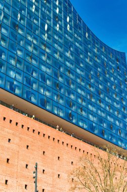 Hamburg, Almanya, 30 Nisan 2023: Hamburg, Almanya 'da Filarmoni Salonu' nun önündeki günlük sahne.