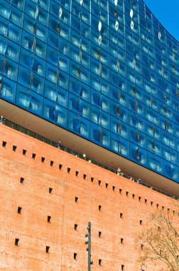 Hamburg, Almanya, 30 Nisan 2023: Hamburg, Almanya 'da Filarmoni Salonu' nun önündeki günlük sahne.