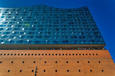 Hamburg, Almanya, 30 Nisan 2023: Hamburg, Almanya 'da Filarmoni Salonu' nun önündeki günlük sahne.