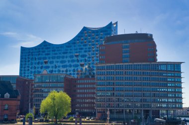 Hamburg, Almanya, 30 Nisan 2023: Hamburg, Almanya 'da arkaplanda Filarmoni Salonu bulunan binaların panoramik manzarası.
