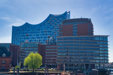 Hamburg, Almanya, 30 Nisan 2023: Hamburg, Almanya 'da arkaplanda Filarmoni Salonu bulunan binaların panoramik manzarası.