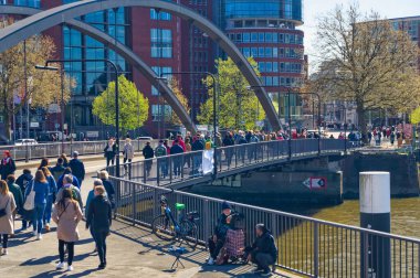 Hamburg, Almanya, 30 Nisan 2023: Hamburg, Almanya 'da gündüz vakti yürüyen insanların günlük sahnesi.