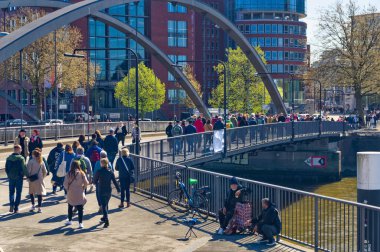 Hamburg, Almanya, 30 Nisan 2023: Hamburg, Almanya 'da gündüz vakti yürüyen insanların günlük sahnesi.
