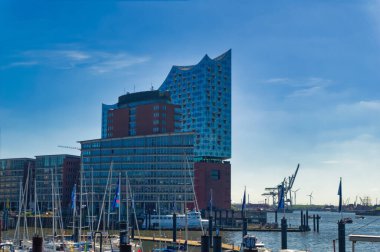 Hamburg, Almanya, Mayıs 01: 2023: Hamburg, Almanya 'da arkaplanda Filarmoni Salonu bulunan binaların panoramik manzarası.