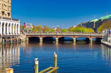 Hamburg, Almanya, 01 Mayıs 2023: Hamburg, Almanya şehir merkezinden günlük sahne.