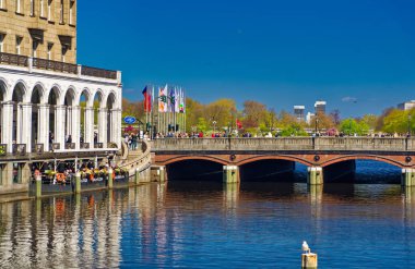 Hamburg, Almanya, 01 Mayıs 2023: Hamburg, Almanya şehir merkezinden günlük sahne.
