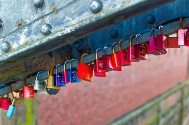 Hamburg, Almanya, 01 Mayıs 2023: Almanya 'nın Hamburg kentindeki eski demir köprüde aşk kilitlendi.