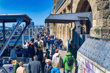 Hamburg, Almanya, 01 Mayıs 2023: Hamburg, Almanya 'da gündüz vakti yürüyen insanların günlük sahnesi.