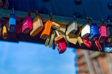 Hamburg, Almanya, 01 Mayıs 2023: Almanya 'nın Hamburg kentindeki eski demir köprüde aşk kilitlendi.