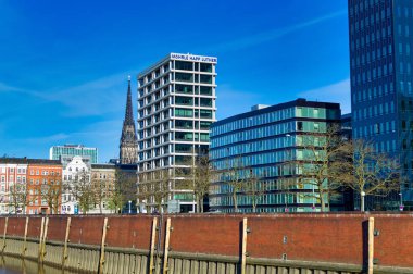 Hamburg, Almanya, 01 Mayıs 2023: Hamburg, Almanya 'nın eski bir kısmından Elbe kasabası ve nehrine bakın.