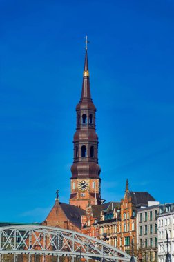 Hamburg, Almanya, 1 Mayıs 2023: Hamburg, Almanya 'daki kilise kulesi.