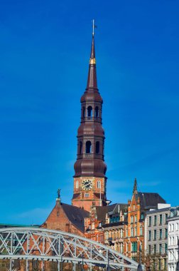 Hamburg, Almanya, 1 Mayıs 2023: Hamburg, Almanya 'daki kilise kulesi.