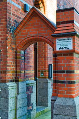 Hamburg, Almanya, 01 Mayıs 2023: Hamburg, Almanya 'nın eski bölümündeki geleneksel binalara bakın.