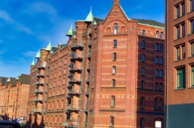 Hamburg, Almanya, 01 Mayıs 2023: Hamburg, Almanya 'nın eski bölümündeki geleneksel binalara bakın.