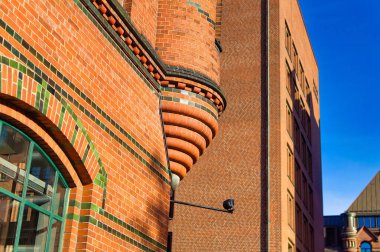 Hamburg, Almanya, 01 Mayıs 2023: Hamburg, Almanya 'nın eski bölümündeki geleneksel binalara bakın.