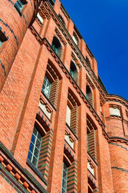 Hamburg, Almanya, 01 Mayıs 2023: Hamburg, Almanya 'nın eski bölümündeki geleneksel binalara bakın.