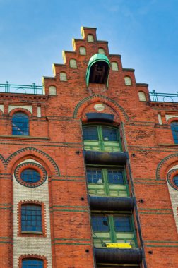 Hamburg, Almanya, 01 Mayıs 2023: Hamburg, Almanya 'nın eski bölümündeki geleneksel binalara bakın.