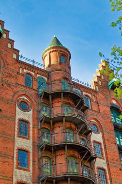 Hamburg, Almanya, 01 Mayıs 2023: Hamburg, Almanya 'nın eski bölümündeki geleneksel binalara bakın.