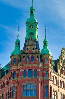 Hamburg, Almanya, 01 Mayıs 2023: Hamburg, Almanya 'nın eski bölümündeki geleneksel binalara bakın.