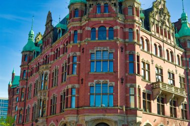 Hamburg, Almanya, 01 Mayıs 2023: Hamburg, Almanya 'nın eski bölümündeki geleneksel binalara bakın.