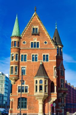 Hamburg, Almanya, 01 Mayıs 2023: Hamburg, Almanya 'nın eski bölümündeki geleneksel binalara bakın.