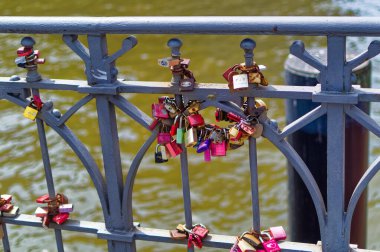 Hamburg, Almanya, 01 Mayıs 2023: Almanya 'nın Hamburg kentindeki eski demir köprüde aşk kilitlendi.