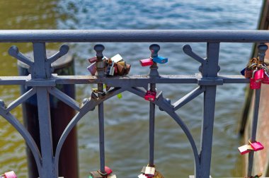 Hamburg, Almanya, 01 Mayıs 2023: Almanya 'nın Hamburg kentindeki eski demir köprüde aşk kilitlendi.