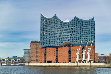 Hamburg, Almanya, Mayıs 01: 2023: Hamburg, Almanya 'da arkaplanda Filarmoni Salonu bulunan binaların panoramik manzarası.