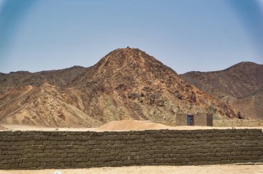 Hurghada, Mısır, 10 Haziran 2023: Mısır 'ın Hurghada kenti yakınlarındaki çölde sıcak güneşli bir günde çöl köyü objeleri.