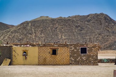 Hurghada, Mısır, 10 Haziran 2023: Mısır 'ın Hurghada kenti yakınlarındaki çölde sıcak güneşli bir günde çöl köyü objeleri.