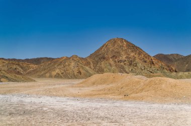 Sıcak güneşli bir günde Mısır çölünden günlük sahne.